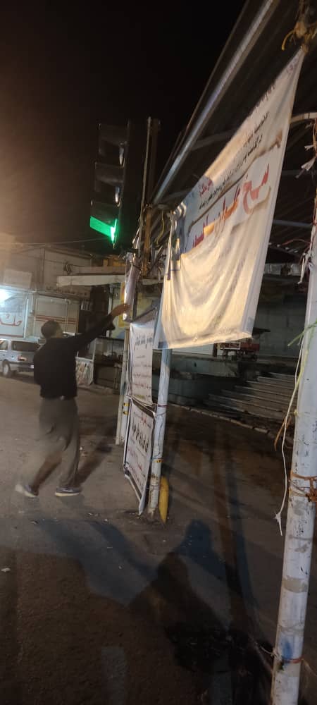 جمع آوری ابزار اضافه کنار مغازه ها و وسایل سدمعبر توسط واحد اجرائیات شهرداری مسجدسلیمان