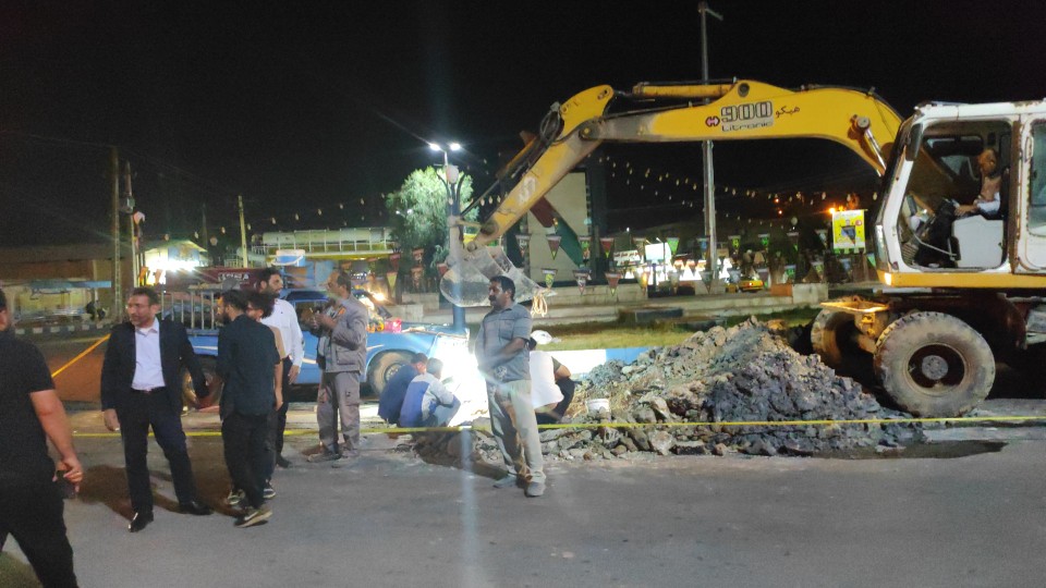 حضور شبانه فرماندار مسجدسلیمان در عملیات رفع شکستگی لوله اصلی در میدان نفتون شهرستان